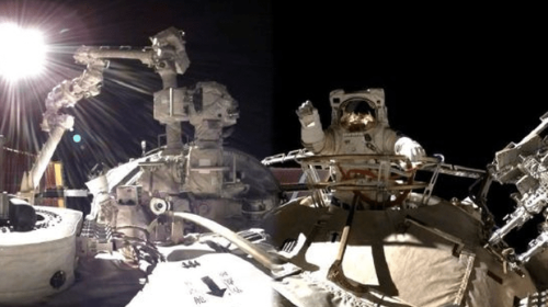 航天员乘组完成第一次出舱 航天员乘组完成第一次出舱