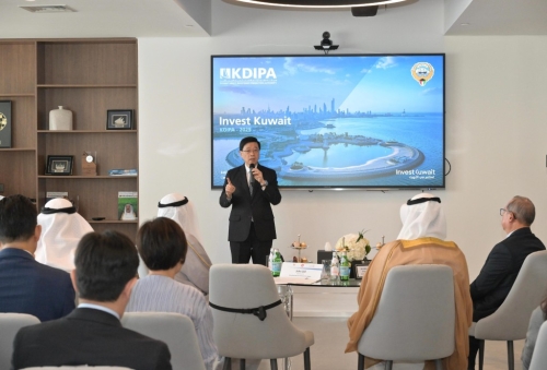 李家超今日(14日)在科威特与科威特直接投资促进局代表会面,了解当地在招商引资方面的策略和成果。 李家超今日(14日)在科威特与科威特直接投资促进局代表会面,了解当地在招商引资方面的策略和成果。