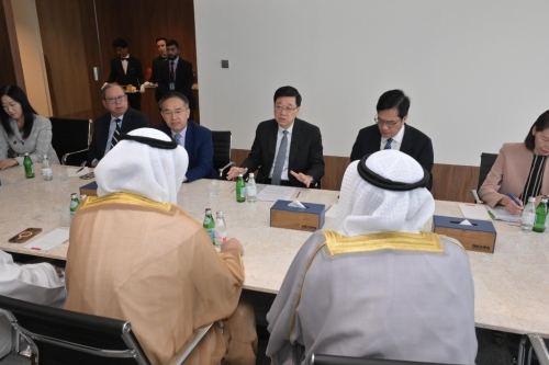 李家超(右三)今日(14日)在科威特与科威特直接投资促进局代表会面,了解当地在招商引资方面的策略和成果。 政府新闻处 李家超(右三)今日(14日)在科威特与科威特直接投资促进局代表会面,了解当地在招商引资方面的策略和成果。 政府新闻处