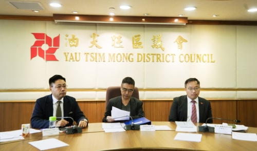 有消息人士估计,余健强(中)将署任深水埗民政专员逾一个月。 资料图片 有消息人士估计,余健强(中)将署任深水埗民政专员逾一个月。 资料图片