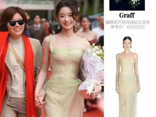 17岁的黄杨钿甜配戴身价逾200万人民币的翡翠耳环,是向母亲借来。 微博@黄杨钿甜1 17岁的黄杨钿甜配戴身价逾200万人民币的翡翠耳环,是向母亲借来。 微博@黄杨钿甜1