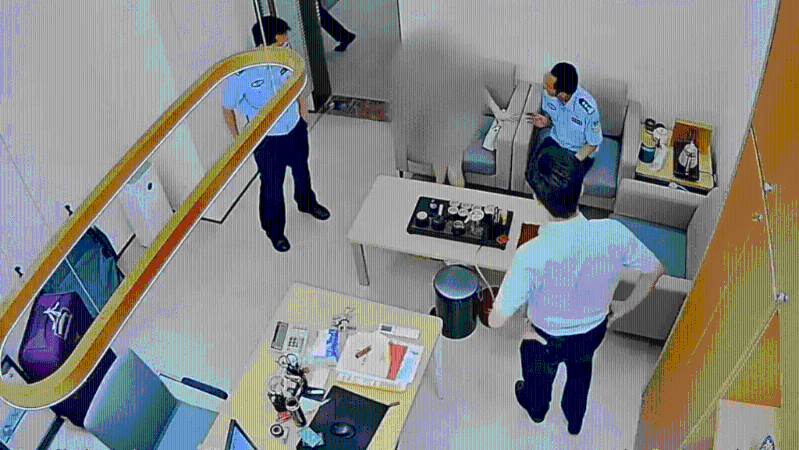 民警和银行工作人员一起对林女士(化名)进行劝阻。 民警和银行工作人员一起对林女士(化名)进行劝阻。