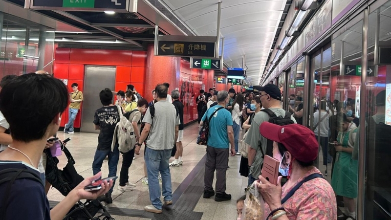 不少乘客滞留月台及票务大堂,以等候最新车务安排。 读者提供 不少乘客滞留月台及票务大堂,以等候最新车务安排。 读者提供