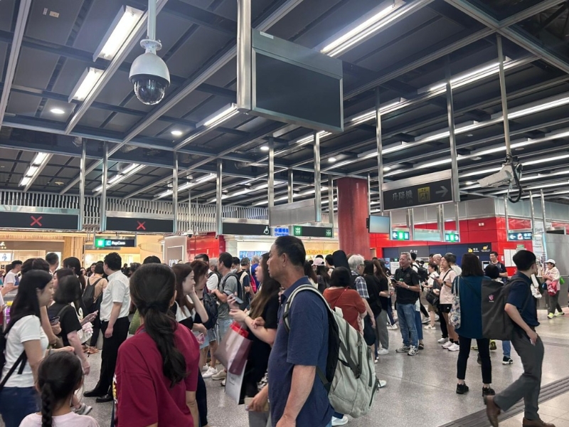 有乘客准备出闸改乘其他交通工具,并在票务处排队退票。 读者提供 有乘客准备出闸改乘其他交通工具,并在票务处排队退票。 读者提供