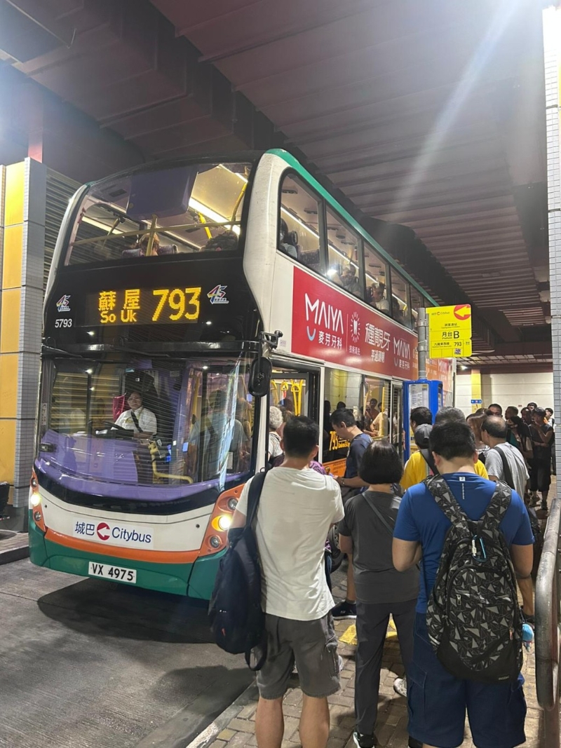 附近交通交汇处巴士站亦大排长龙。 读者提供 附近交通交汇处巴士站亦大排长龙。 读者提供