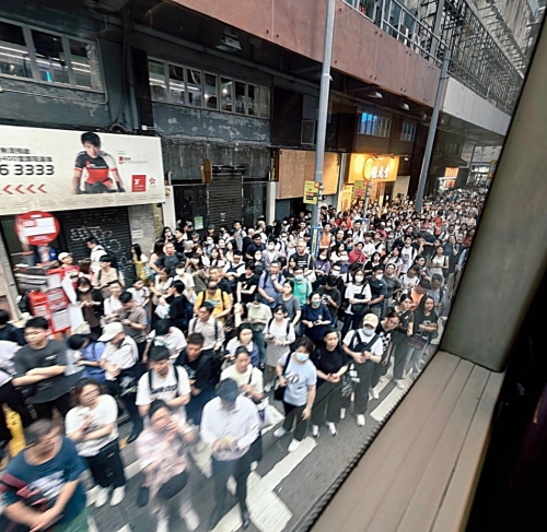 北角巴士站人头涌涌。 网图 北角巴士站人头涌涌。 网图