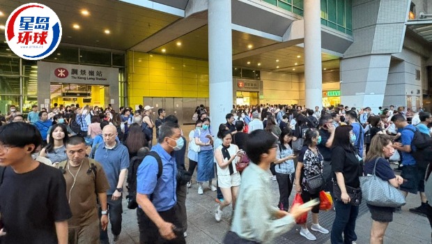 调景岭站外逾300人等候穿梭巴士 调景岭站外逾300人等候穿梭巴士