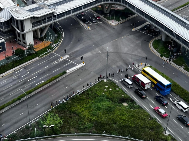 不少行人步行前往调景岭站,甚至冒险走上马路。 读者提供 不少行人步行前往调景岭站,甚至冒险走上马路。 读者提供