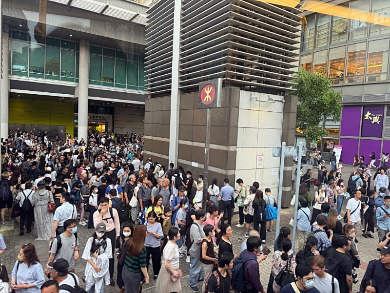 调景岭站一片人海。网图 调景岭站一片人海。网图