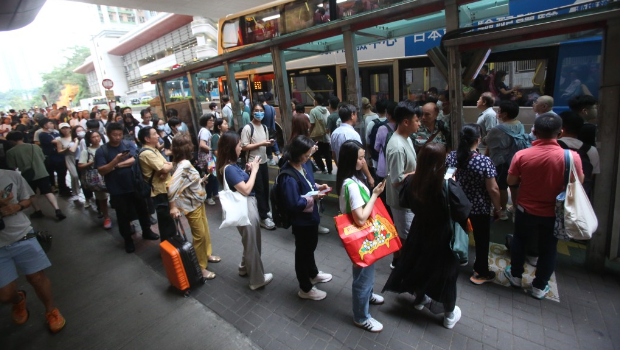 油塘站外巴士站大排长龙。 油塘站外巴士站大排长龙。