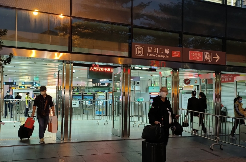 深圳口岸张贴通缉令 深圳口岸张贴通缉令