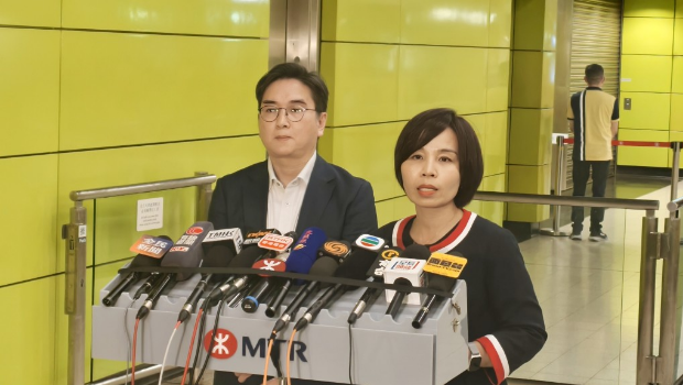 港铁车务营运及本地铁路总管李婉玲(右)及车务工程维修总管李剑雄(左)见记者交代事件。 港铁车务营运及本地铁路总管李婉玲(右)及车务工程维修总管李剑雄(左)见记者交代事件。