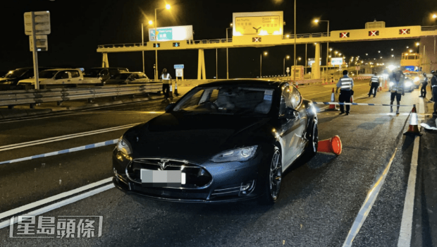 南湾隧道外职员慢线执勤 遭Tesla撞飞数米亡。 南湾隧道外职员慢线执勤 遭Tesla撞飞数米亡。