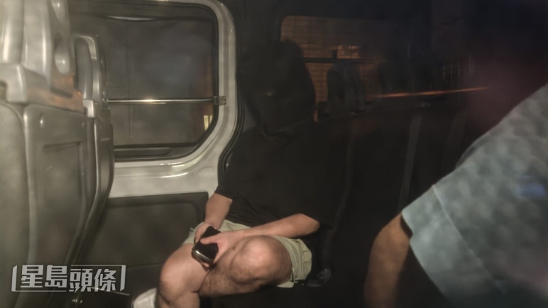 Tesla男司机被捕。 Tesla男司机被捕。