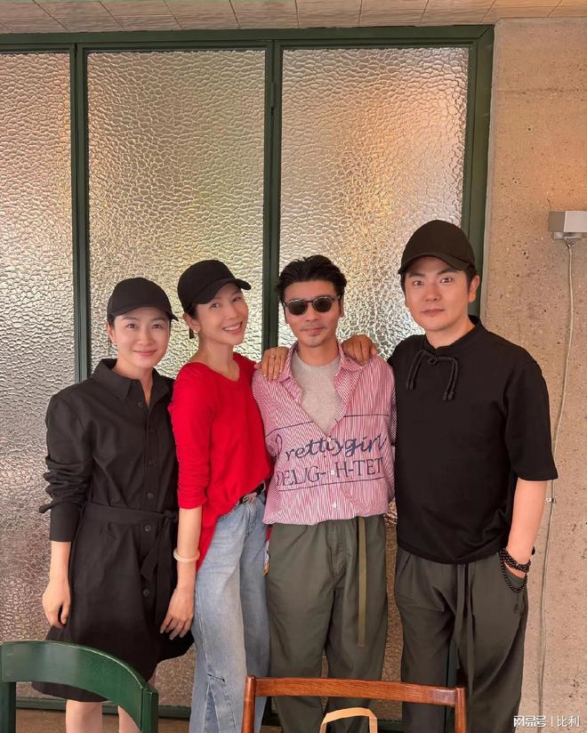 蔡少芬侧身紧靠老公张晋,二人都面带微笑,婚姻现暗涌传闻不攻自破。 蔡少芬侧身紧靠老公张晋,二人都面带微笑,婚姻现暗涌传闻不攻自破。