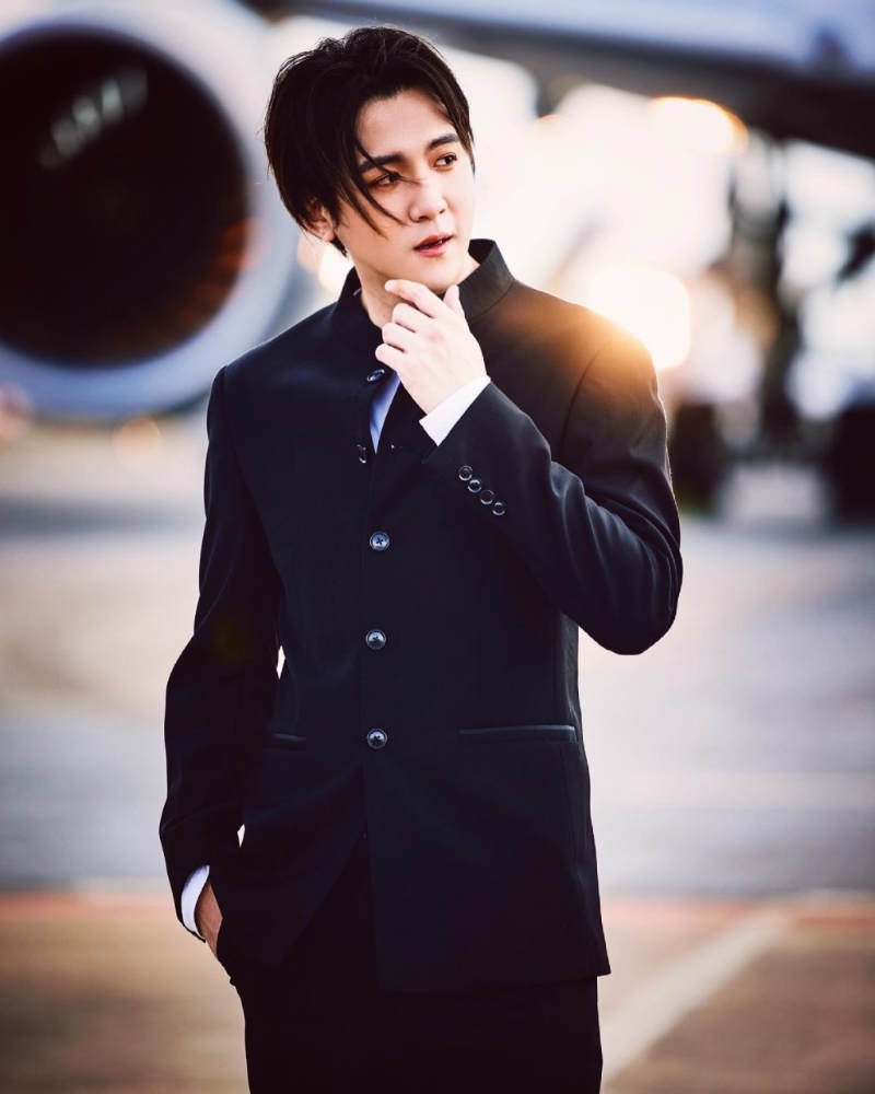 35岁男星方威捷(前艺名方伟杰)原籍中国上海,早年移居新加坡获得永久居留权。 35岁男星方威捷(前艺名方伟杰)原籍中国上海,早年移居新加坡获得永久居留权。