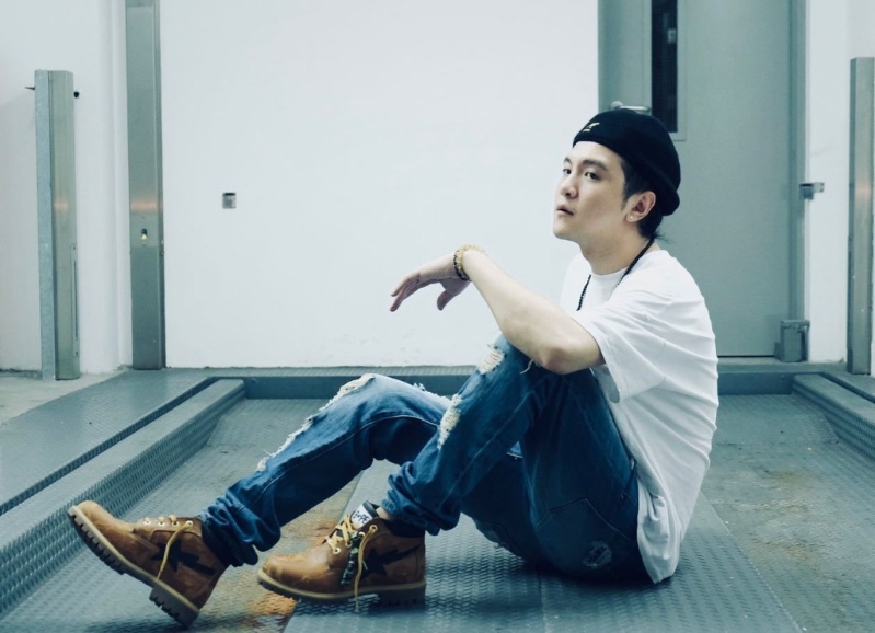 近日方威捷惹上官非,遭控性侵未满16岁少女及骚扰受害人,认罪后被判监40个月。 近日方威捷惹上官非,遭控性侵未满16岁少女及骚扰受害人,认罪后被判监40个月。