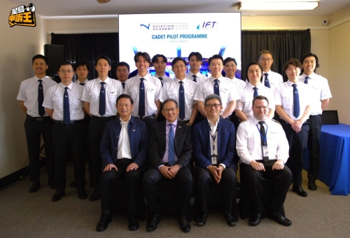 首届接受海外飞行训练的学员共有16人。 早前学院为符合资格的学员于美国举行海外飞行训练结业礼。 前左二为学院校长李天柱。 首届接受海外飞行训练的学员共有16人。 早前学院为符合资格的学员于美国举行海外飞行训练结业礼。 前左二为学院校长李天柱。