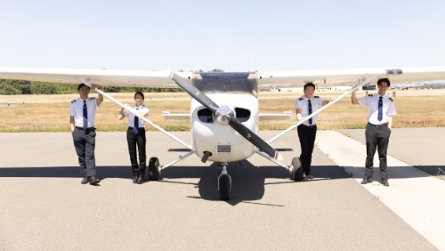 香港国际航空学院开办“见习机师培训课程”,学员需接受约14个月专业培训,通过考核后可获得民航处颁发香港商用(飞机)飞行员执照。 香港国际航空学院开办“见习机师培训课程”,学员需接受约14个月专业培训,通过考核后可获得民航处颁发香港商用(飞机)飞行员执照。