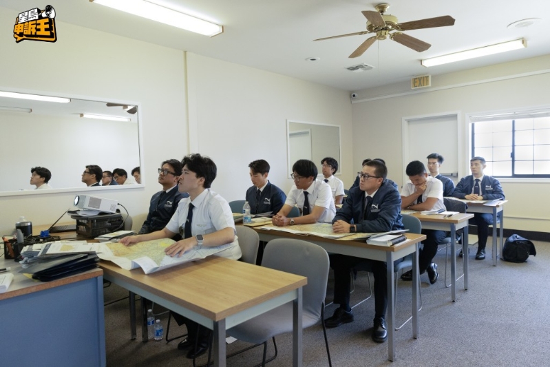 “见习机师培训课程”学费约为85万港元。 学员需前往美国飞行学校接受约8个月飞行训练。 “见习机师培训课程”学费约为85万港元。 学员需前往美国飞行学校接受约8个月飞行训练。