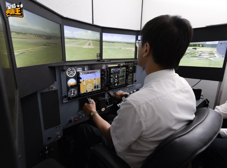 学员在模拟飞行器进行练习。 学员在模拟飞行器进行练习。