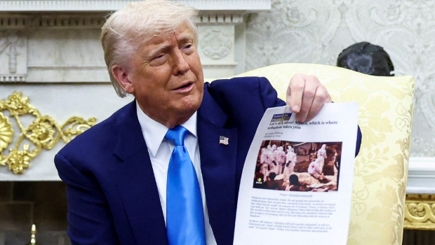 特朗普展示图片,指控南非对白人种族灭绝。 特朗普展示图片,指控南非对白人种族灭绝。