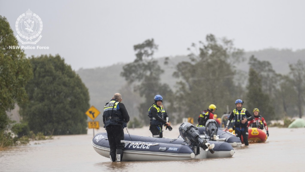 澳洲救援人员出动橡皮艇救人。 澳洲救援人员出动橡皮艇救人。