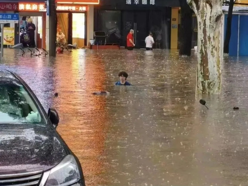 武汉大学校门水淹至肩膀。 武汉大学校门水淹至肩膀。