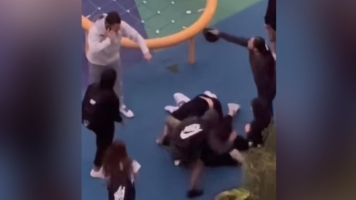 华裔女子在悉尼街头被殴影片在社交平台疯传。 华裔女子在悉尼街头被殴影片在社交平台疯传。