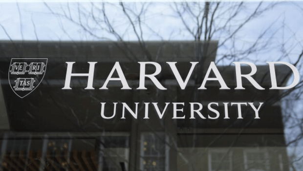 哈佛必须面对政府禁令,或采取法律手段。 哈佛必须面对政府禁令,或采取法律手段。