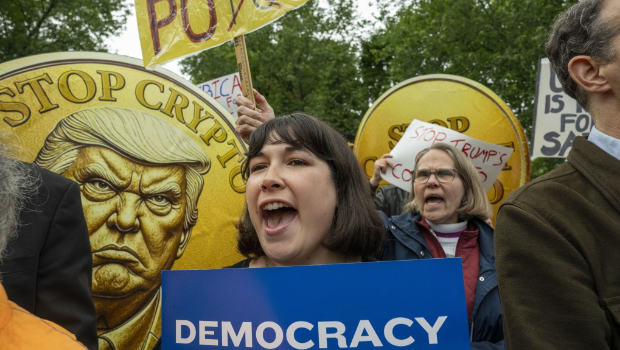 示威者在场外高喊反特朗普口号 示威者在场外高喊反特朗普口号