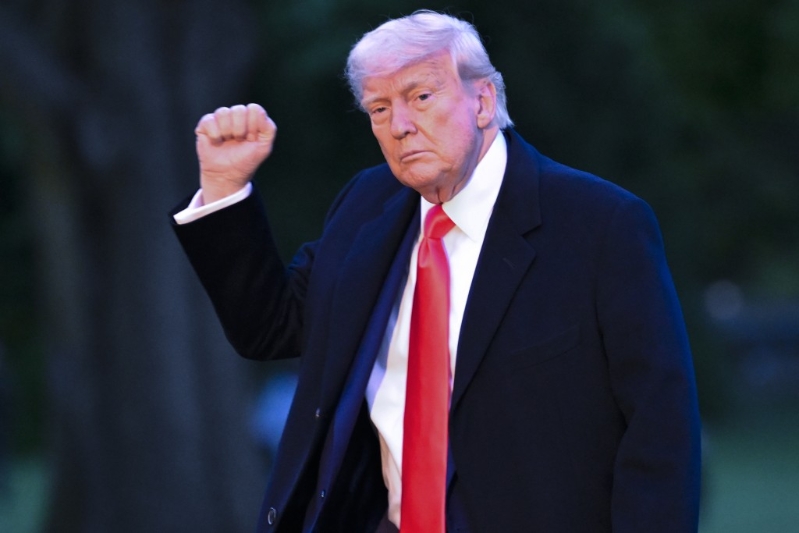 特朗普迷因币$TRUMP买家参加晚宴,特朗普到场高举拳头示意 特朗普迷因币$TRUMP买家参加晚宴,特朗普到场高举拳头示意