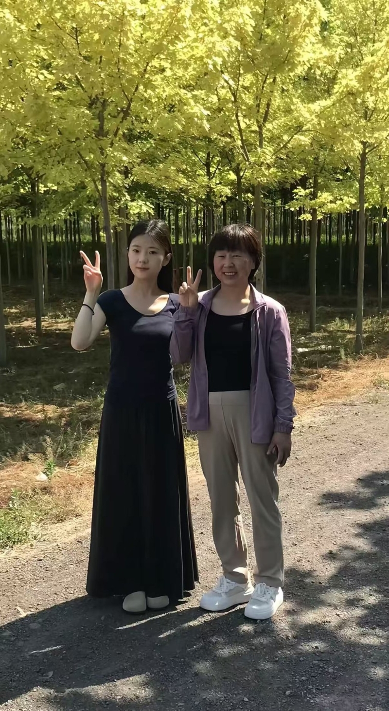 被害人与母亲合照 被害人与母亲合照