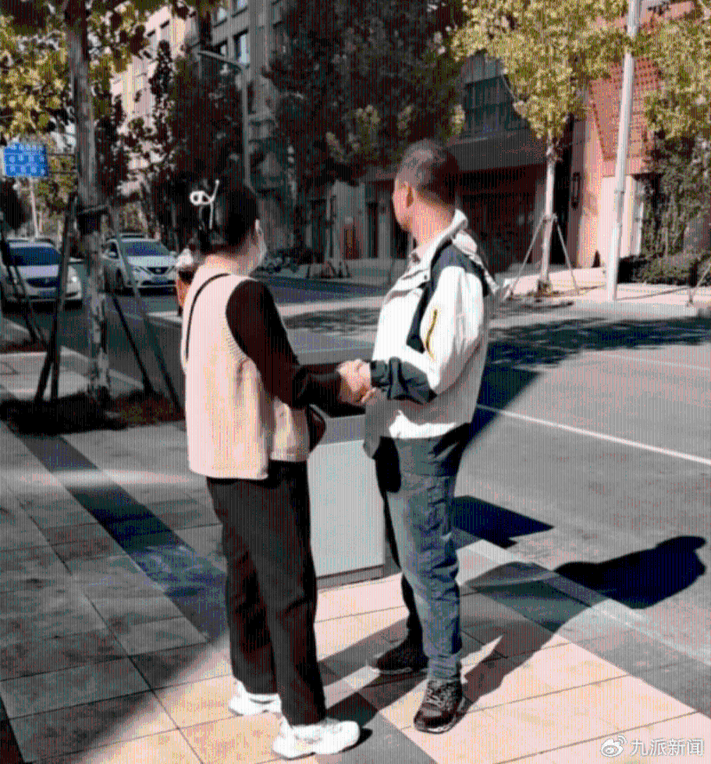 司机获不起诉与妻激动爆哭。 司机获不起诉与妻激动爆哭。