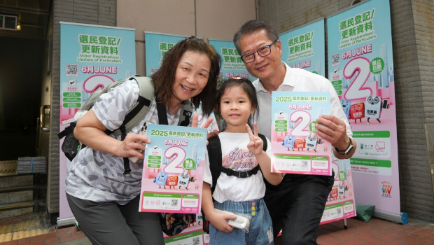 陈茂波到炮台山街站呼吁巿民登记做选民 陈茂波到炮台山街站呼吁巿民登记做选民