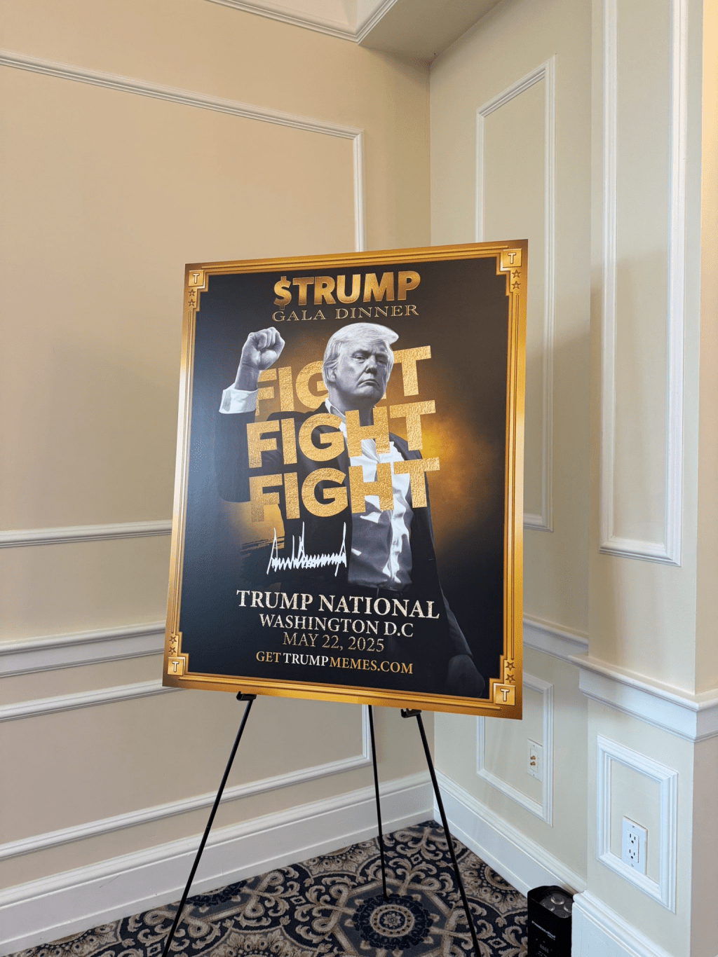 $TRUMP晚宴在华盛顿郊外的特朗普国家高尔夫俱乐部举办。( $TRUMP晚宴在华盛顿郊外的特朗普国家高尔夫俱乐部举办。(