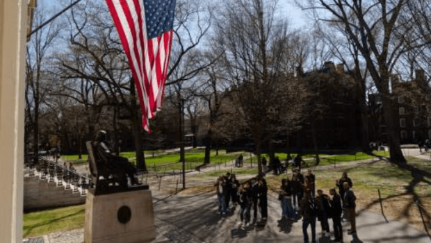 美国总统特朗普政府周四突然宣布,撤销哈佛大学的国际学生签证项目资格(SEVP),不但禁止未来录取新生,甚至要求目前在校的外籍学生转校或面临失去合法逗留身份。 美国总统特朗普政府周四突然宣布,撤销哈佛大学的国际学生签证项目资格(SEVP),不但禁止未来录取新生,甚至要求目前在校的外籍学生转校或面临失去合法逗留身份。