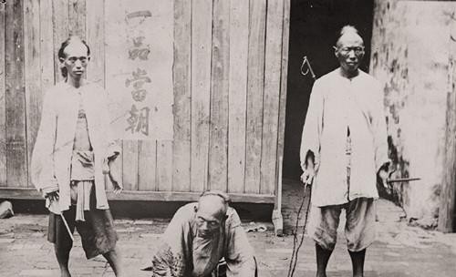 清朝刽子手表情冷漠。 清朝刽子手表情冷漠。