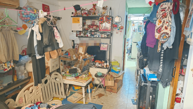 涉事单位大约300呎左右,电视上面亦贴有多张死者与女儿的生活照,两人笑容满面,非常温馨 涉事单位大约300呎左右,电视上面亦贴有多张死者与女儿的生活照,两人笑容满面,非常温馨