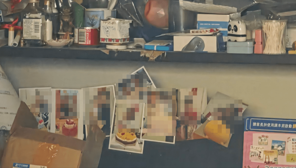 涉事单位大约300呎左右,电视上面亦贴有多张死者与女儿的生活照,两人笑容满面,非常温馨。 涉事单位大约300呎左右,电视上面亦贴有多张死者与女儿的生活照,两人笑容满面,非常温馨。