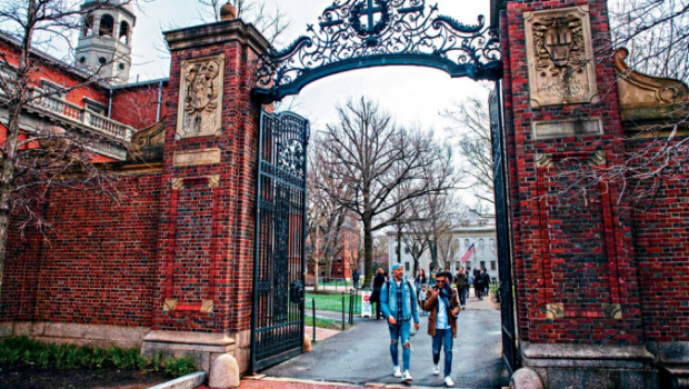 面对特朗普政府撤销其招收国际学生资格,哈佛大学以政府违宪为由入禀联邦法院。 面对特朗普政府撤销其招收国际学生资格,哈佛大学以政府违宪为由入禀联邦法院。