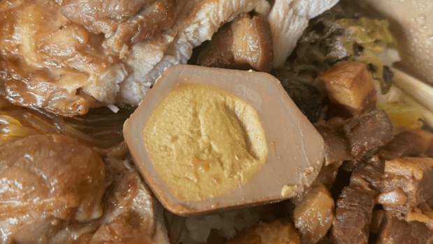 上月有网民在售69元的台式便当惊见“六角型预制蛋”。 上月有网民在售69元的台式便当惊见“六角型预制蛋”。