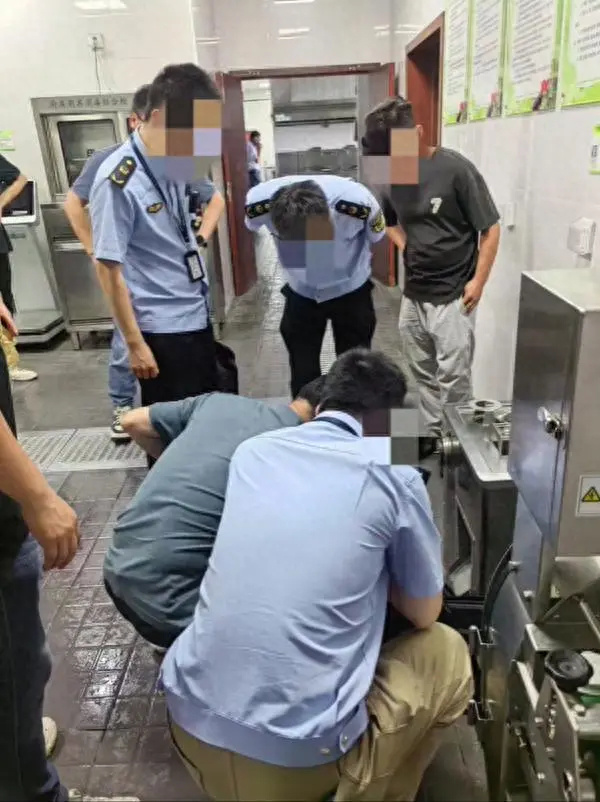 相关人员在现场调查。 相关人员在现场调查。