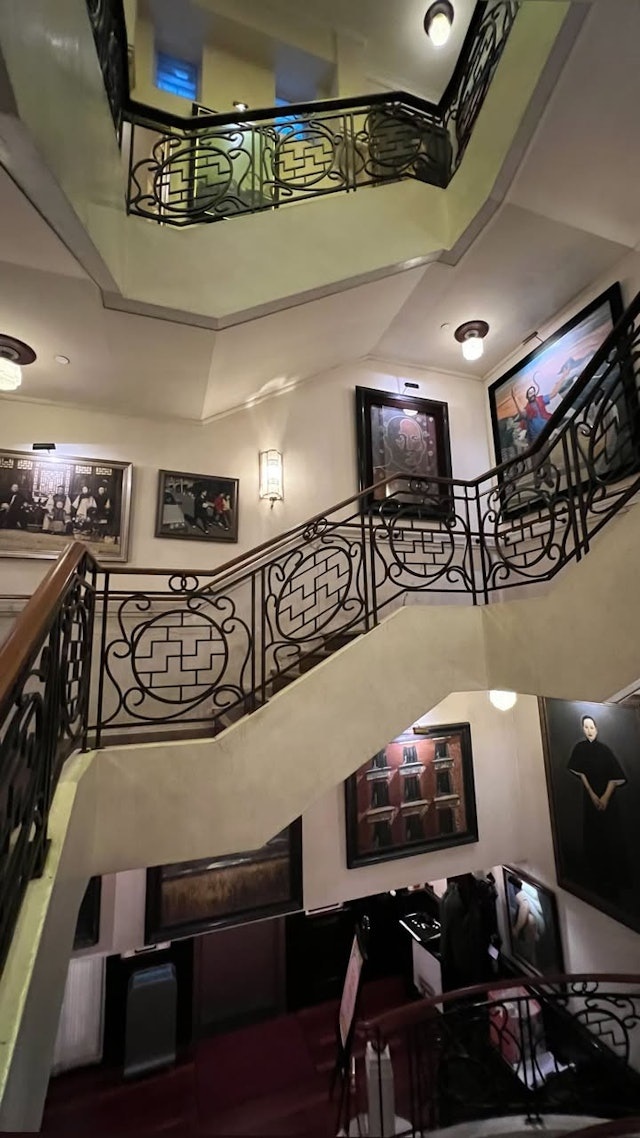 袁嘉敏身处的高级会所装潢豪华 袁嘉敏身处的高级会所装潢豪华