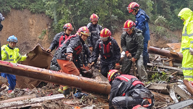 广西桂林市龙胜各族自治县泗水乡三舍村突发山洪灾害,救援人员在现场展开救援。 广西桂林市龙胜各族自治县泗水乡三舍村突发山洪灾害,救援人员在现场展开救援。