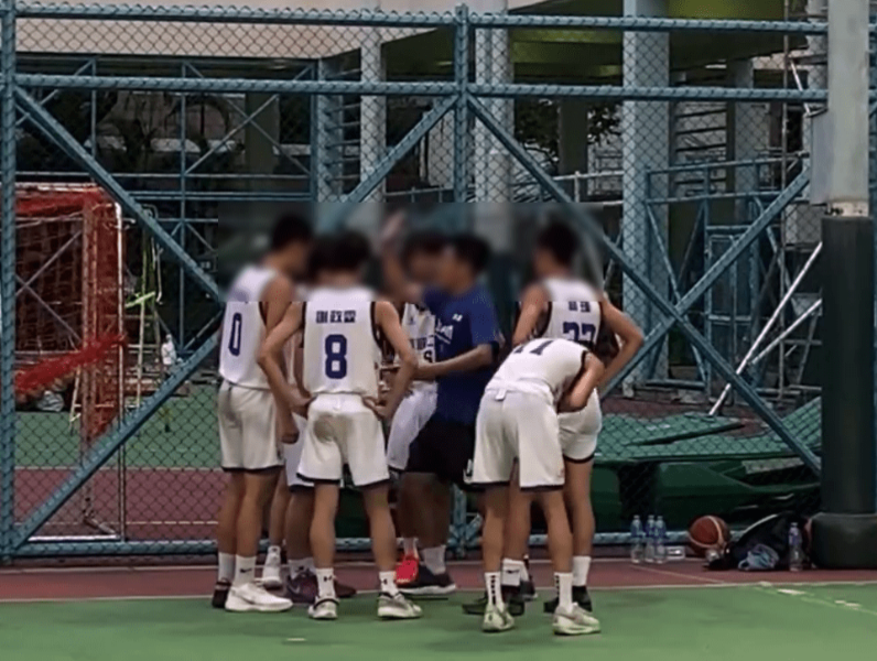 3号球员被教练举手“批踭”。 3号球员被教练举手“批踭”。