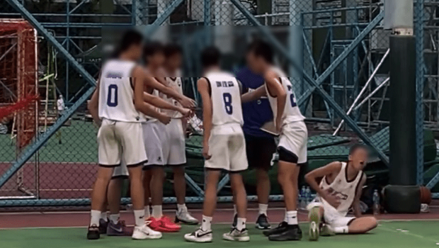 11号球员痛苦倒地。 11号球员痛苦倒地。