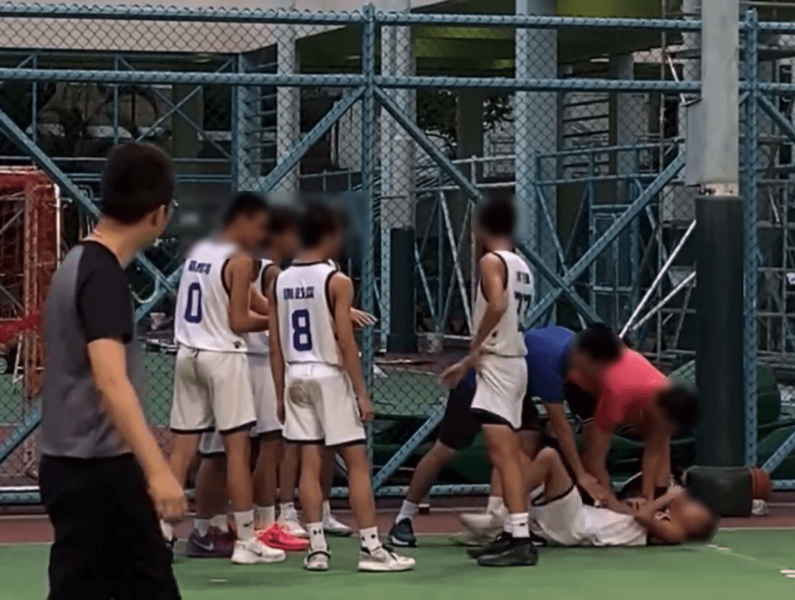 教练见状查看情况。 教练见状查看情况。