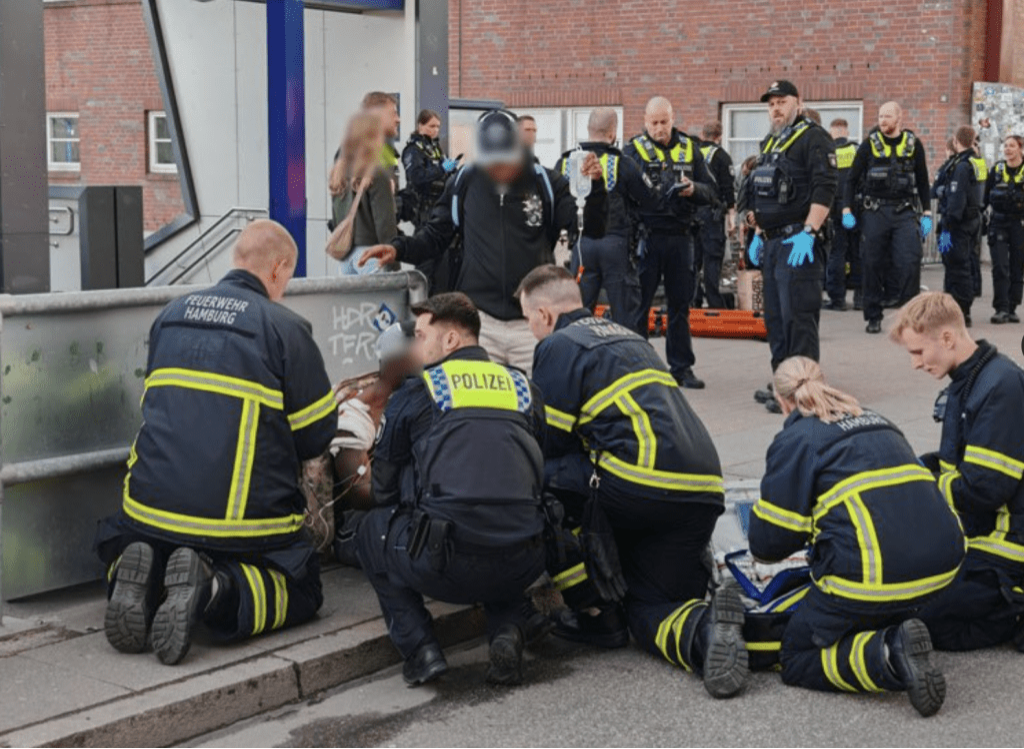 救护员在现场救治伤者。 救护员在现场救治伤者。