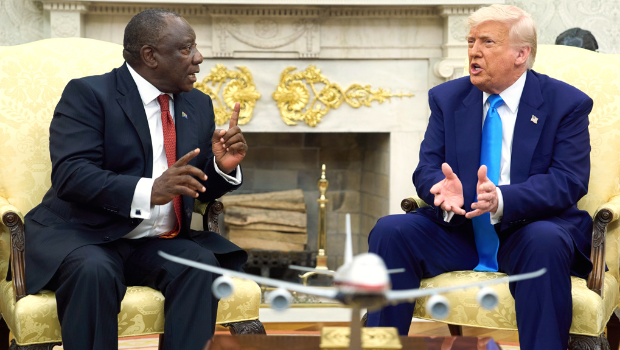 南非总统拉玛佛沙(左)21日赴白宫作客拜会美国总统特朗普 南非总统拉玛佛沙(左)21日赴白宫作客拜会美国总统特朗普